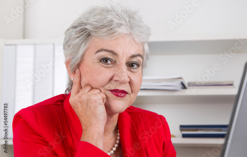 Photo: Gesicht einer grauhaarigen älteren Frau mit Falten im Büro Gesicht einer grauhaarigen älteren Frau mit Falten im Büro