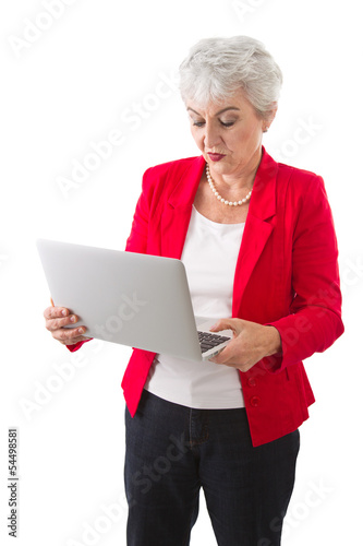 Photo: Ältere Frau isoliert mit einem Laptop in der Hand Ältere Frau isoliert mit einem Laptop in der Hand
