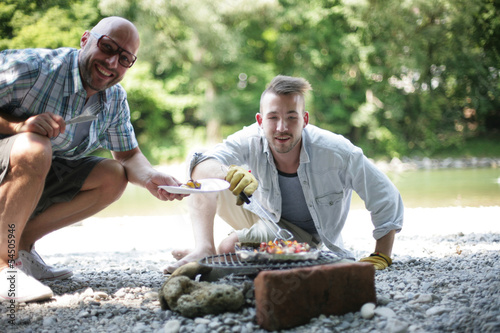 Photo: Männer beim Grillen Männer beim Grillen
