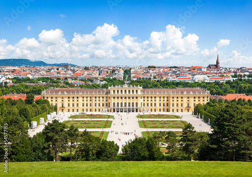 Photo: Beautiful view of Schloss Schönbrunn in Vienna, Austria Beautiful view of Schloss Schönbrunn in Vienna, Austria