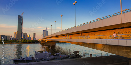 Photo: Reichsbrücke im Abendlicht, Wien Reichsbrücke im Abendlicht, Wien