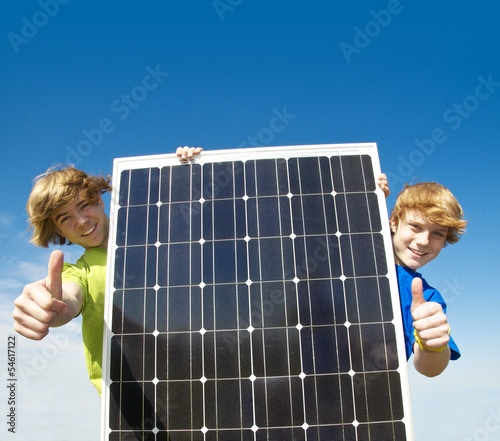 Photo: Kinder mit Solarplatte Kinder mit Solarplatte