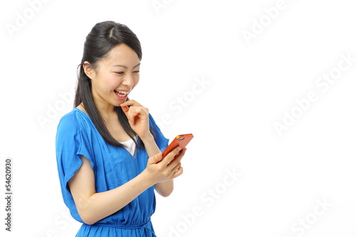Photo: スマートフォンを使う女の子 スマートフォンを使う女の子