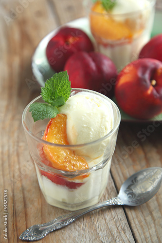 Photo: Vanilla ice cream with caramelized peaches Vanilla ice cream with caramelized peaches