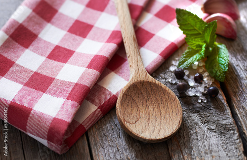 Photo: Holzlöffel mit Tuch und Gewürzen Holzlöffel mit Tuch und Gewürzen