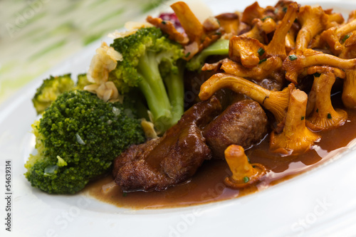 Photo: Reh - Schnitzel mit Pfifferlingen Reh - Schnitzel mit Pfifferlingen