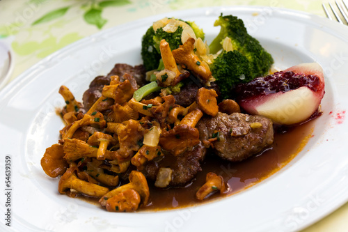 Photo: Reh - Schnitzel mit Pfifferlingen, Preiselbeeren Reh - Schnitzel mit Pfifferlingen, Preiselbeeren