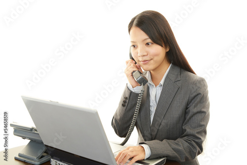 Photo: 電話対応をする女子社員 電話対応をする女子社員