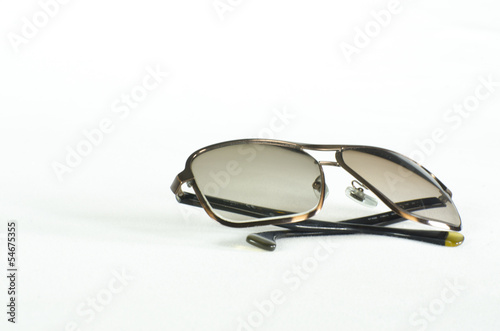 Photo: lentes oscuros en fondo blanco lentes oscuros en fondo blanco
