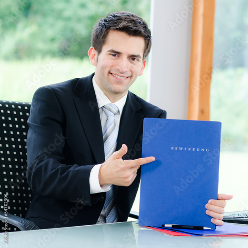 Photo: businessmann zeigt auf bewerbung businessmann zeigt auf bewerbung