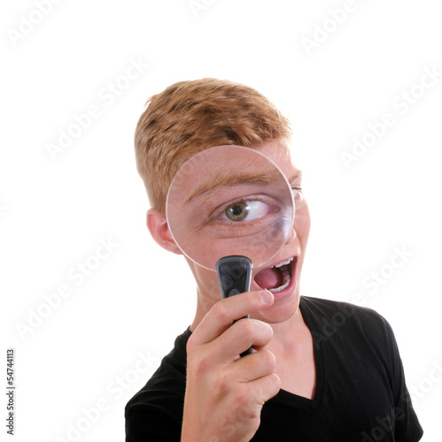 Photo: Junge mit Lupe vor dem Auge Junge mit Lupe vor dem Auge