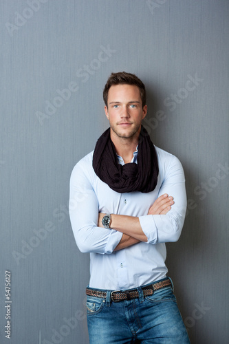Photo: portrait mann mit verschränkten armen portrait mann mit verschränkten armen
