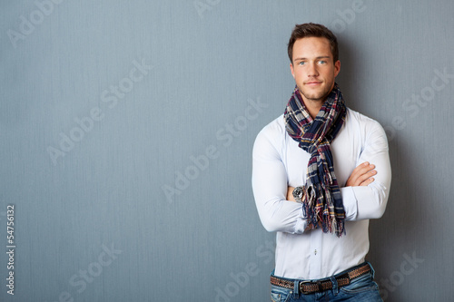 Photo: portrait mann mit verschränkten armen portrait mann mit verschränkten armen