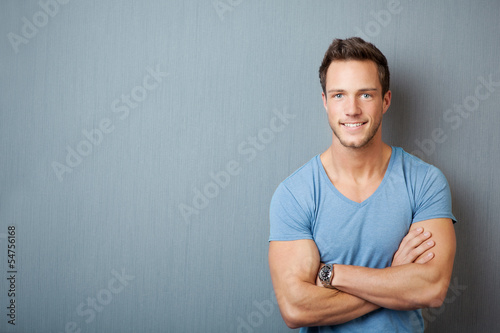 Photo: sportlicher mann lehnt an der wand sportlicher mann lehnt an der wand