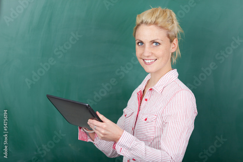 Photo: lächelnde studentin mit tablet-computer lächelnde studentin mit tablet-computer
