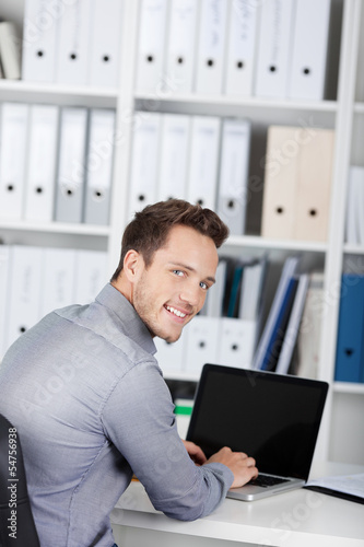 Photo: junger geschäftsmann arbeitet am schreibtisch junger geschäftsmann arbeitet am schreibtisch