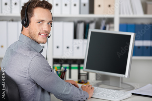 Photo: mann mit headset am pc mann mit headset am pc