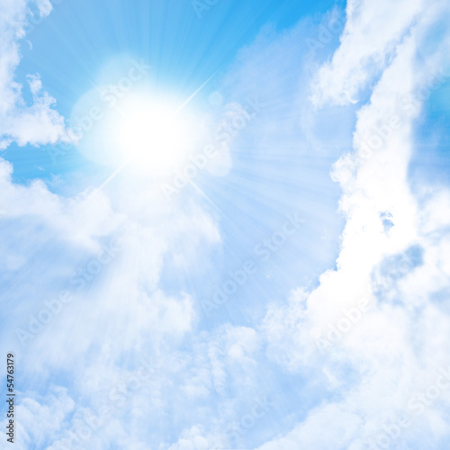  青空の雲間の太陽の輝き