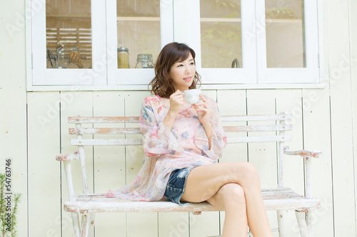 Photo: 庭で寛ぐ若い女性 庭で寛ぐ若い女性