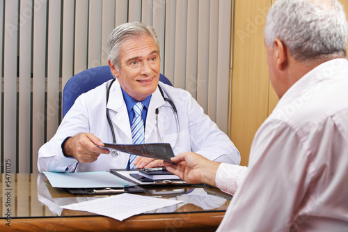 Photo: Patient überreicht Hausarzt Röntgenbild Patient überreicht Hausarzt Röntgenbild