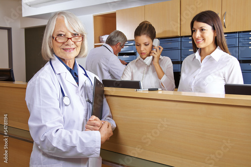 Photo: Arzt und Rezeptionist im Krankenhaus Arzt und Rezeptionist im Krankenhaus