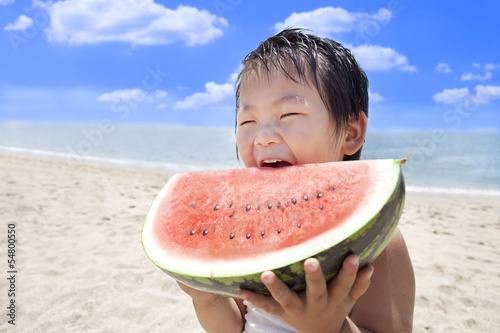 Photo: 夏の海でスイカを食べる子供 夏の海でスイカを食べる子供