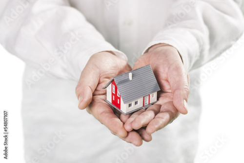 Photo: Haus wird auf Händen getragen Haus wird auf Händen getragen