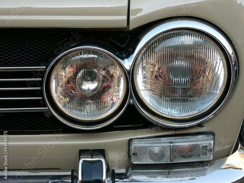 Photo: Doppelscheinwerfer einer italienischen Sportlimousine Doppelscheinwerfer einer italienischen Sportlimousine