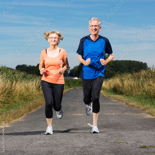 Photo: älteres Paar joggt älteres Paar joggt