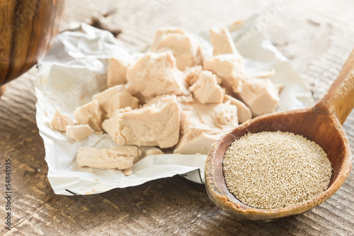 Photo: Dry and fresh yeast. Dry and fresh yeast.