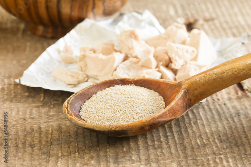 Photo: Dry and fresh yeast. Dry and fresh yeast.