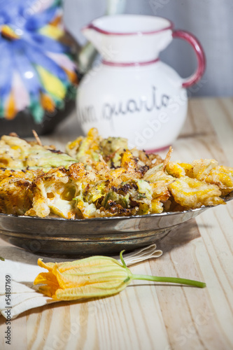 Photo: Fiori di zucchine ripiene fritte con pastella alla birra Fiori di zucchine ripiene fritte con pastella alla birra