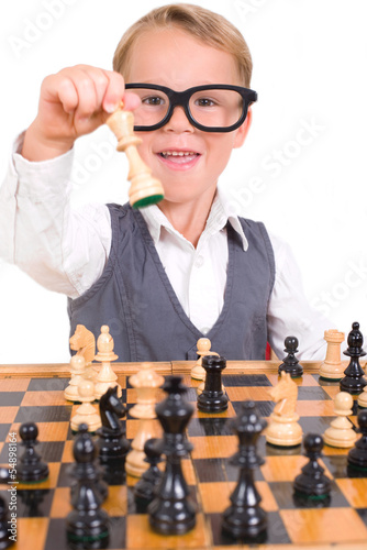Photo: kleiner Jung spielt Schach kleiner Jung spielt Schach