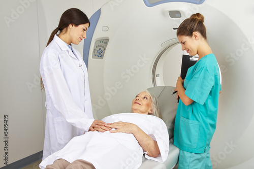 Photo: Ärztin und MTA mit Patientin am MRT Ärztin und MTA mit Patientin am MRT