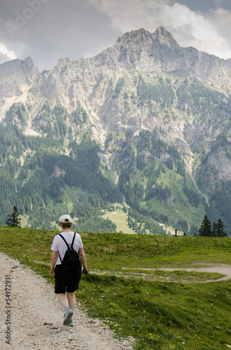 Photo: Frau beim wandern in den Bergen Frau beim wandern in den Bergen
