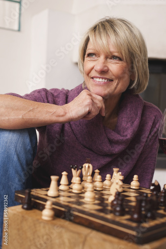 Photo: Deutschland, Kratzeburg, erwachsene Frau spielt Schach Deutschland, Kratzeburg, erwachsene Frau spielt Schach