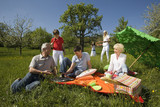 Photo: Deutschland, Baden Württemberg, Tübingen, Drei Generation Familie beim Picknick auf der Wiese Deutschland, Baden Württemberg, Tübingen, Drei Generation Familie beim Picknick auf der Wiese