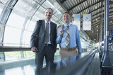 Photo: Deutschland, Leipzig-Halle, Flughafen, zwei Geschäftsleute auf Transportband, Rollband, Fahrsteig Deutschland, Leipzig-Halle, Flughafen, zwei Geschäftsleute auf Transportband, Rollband, Fahrsteig
