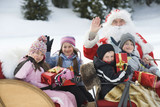 Photo: Italien, Südtirol, Seiseralm, Weihnachtsmann und Kinder, die eine Schlittenfahrt machen Italien, Südtirol, Seiseralm, Weihnachtsmann und Kinder, die eine Schlittenfahrt machen