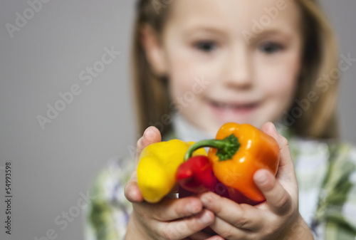 Photo: Mädchen hält Paprika Mädchen hält Paprika
