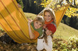 Foto: Österreich, Salzburger Land, Altenmarkt, Mutter und Kinder in der Hängematte liegen, Lächeln Österreich, Salzburger Land, Altenmarkt, Mutter und Kinder in der Hängematte liegen, Lächeln