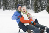 Photo: Italien, Südtirol, Seiseralm, älteres Paar, Senioren Rodeln den Berg hinunter, lachen Italien, Südtirol, Seiseralm, älteres Paar, Senioren Rodeln den Berg hinunter, lachen
