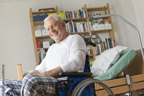 Photo: Deutschland, Leipzig, Senior, Rentner sitzt im Rollstuhl Deutschland, Leipzig, Senior, Rentner sitzt im Rollstuhl