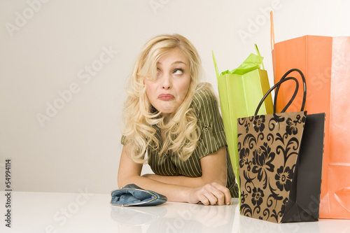 Photo: Blonde Frau mit Einkaufstüten Blonde Frau mit Einkaufstüten
