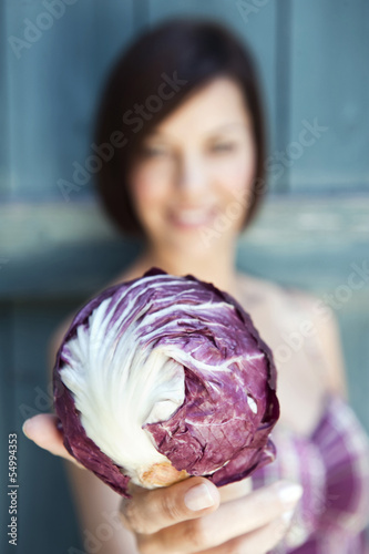 Photo: Deutschland, Bayern, Frau hält Radicchio Deutschland, Bayern, Frau hält Radicchio