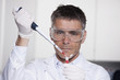 Foto: Deutschland, Bayern, München, Scientist Gießen rote Flüssigkeit mit Pipette im Reagenzglas für medizinische Forschung im Labor Deutschland, Bayern, München, Scientist Gießen rote Flüssigkeit mit Pipette im Reagenzglas für medizinische Forschung im Labor