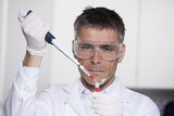 Photo: Deutschland, Bayern, München, Scientist Gießen rote Flüssigkeit mit Pipette im Reagenzglas für medizinische Forschung im Labor Deutschland, Bayern, München, Scientist Gießen rote Flüssigkeit mit Pipette im Reagenzglas für medizinische Forschung im Labor