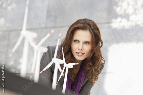 Photo: Deutschland, Leipzig, Geschäftsfrau Blick auf Wind-Power-Modell Deutschland, Leipzig, Geschäftsfrau Blick auf Wind-Power-Modell