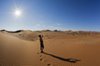Photo: Afrika, Namibia, Namib-Wüste, Namib Naukluft Nationalpark, Erwachsene trinken Wasser aus Wasserflasche Afrika, Namibia, Namib-Wüste, Namib Naukluft Nationalpark, Erwachsene trinken Wasser aus Wasserflasche