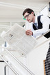 Photo: Deutschland, Bayern, Diessen am Ammersee, Geschäftsmann lehnt am Geländer und liest Zeitung Deutschland, Bayern, Diessen am Ammersee, Geschäftsmann lehnt am Geländer und liest Zeitung